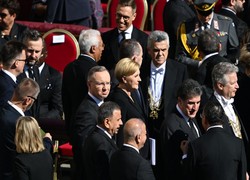 Światowi przywódcy żegnają papieża. Andrzej Duda z małżonką w Watykanie