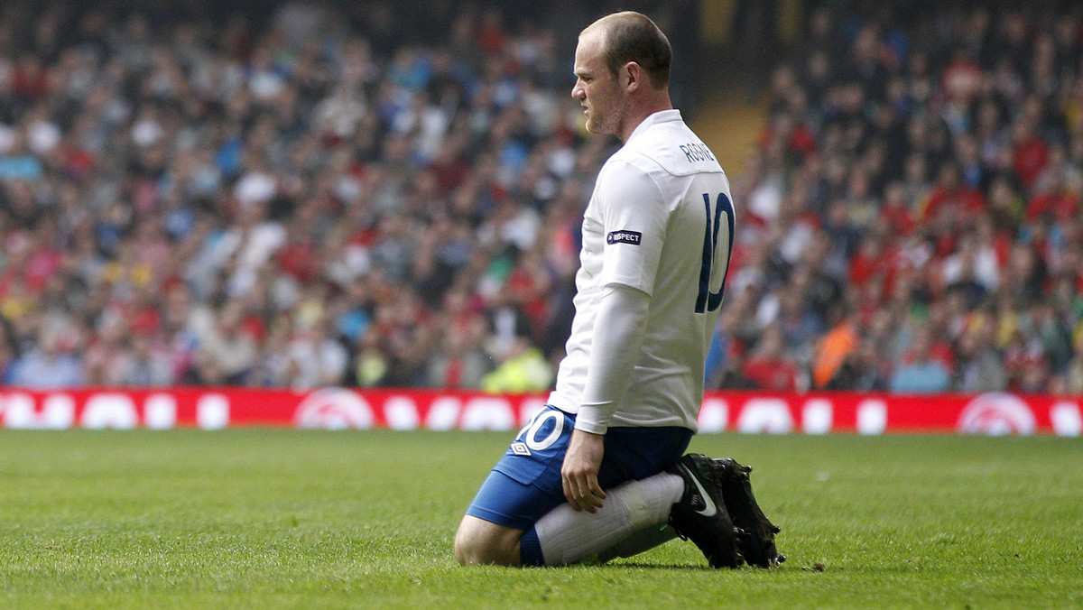 Wayne Rooney w ostatnim meczu eliminacji Euro 2012 obejrzał czerwoną kartkę. Niesportowe zachowanie może kosztować gwiazdora udział w polsko-ukraińskim turnieju. 9 grudnia UEFA może skrócić trzymeczową dyskwalifikację Rooneya. Jeśli to zrobi, ułatwi decyzję Fabio Capello.