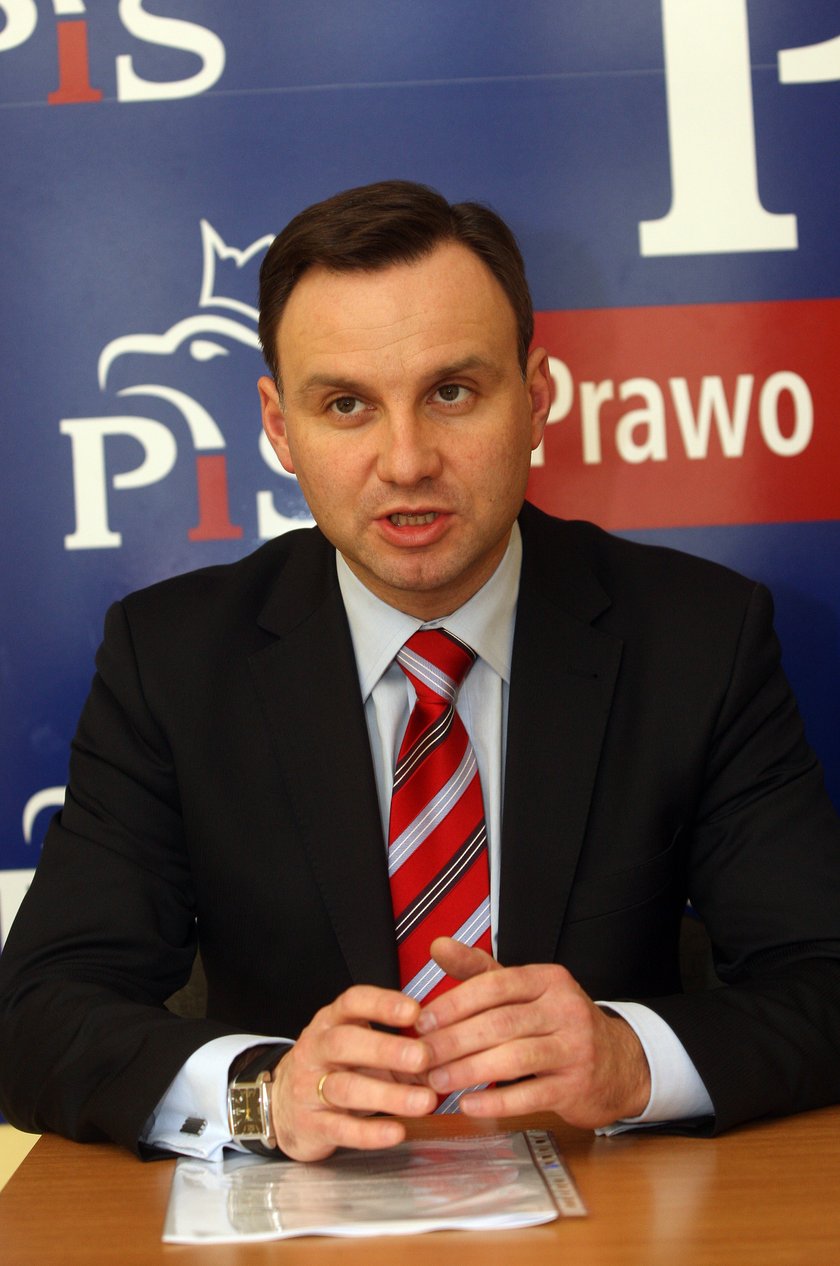 Co się dzieje z twarzą Andrzeja Dudy? Czy to przez stres?