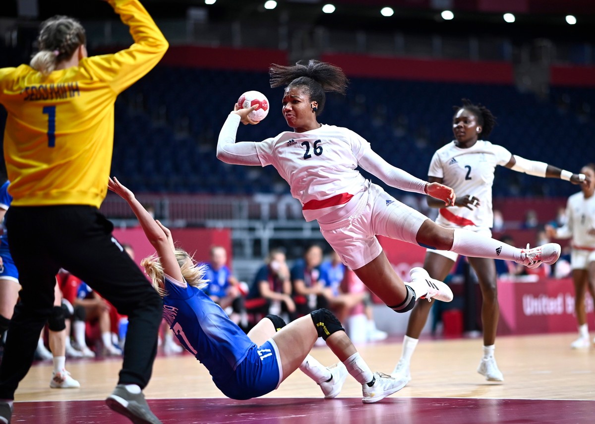 Francuzka Pauletta Foppa (C) podczas meczu z Rosyjskim Komitetem Olimpijskim w finale olimpijskiego turnieju piłki ręcznej kobiet