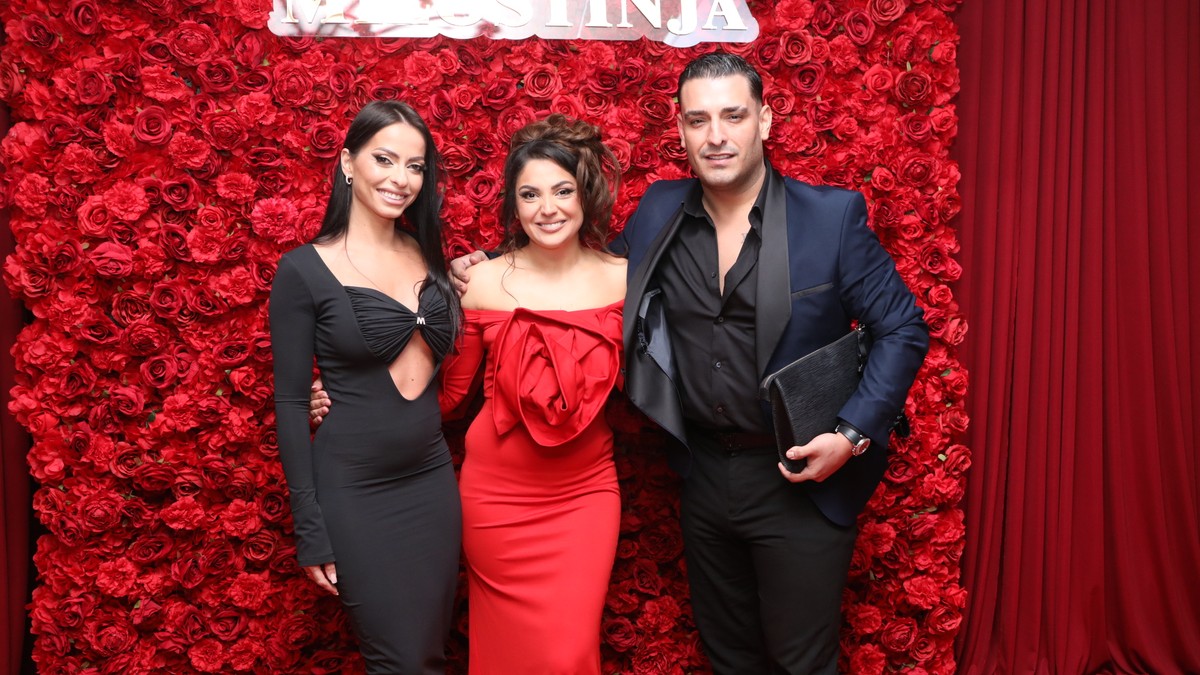 (VIDEO) PREZGODNA SUPRUGA DARKA LAZIĆA U SMELOJ HALJINI Folker se obrijao, pa došao na promociju Nadicu Ademov: Žena i on pucaju od elegancije, doneli OGROMAN POKLON Kép