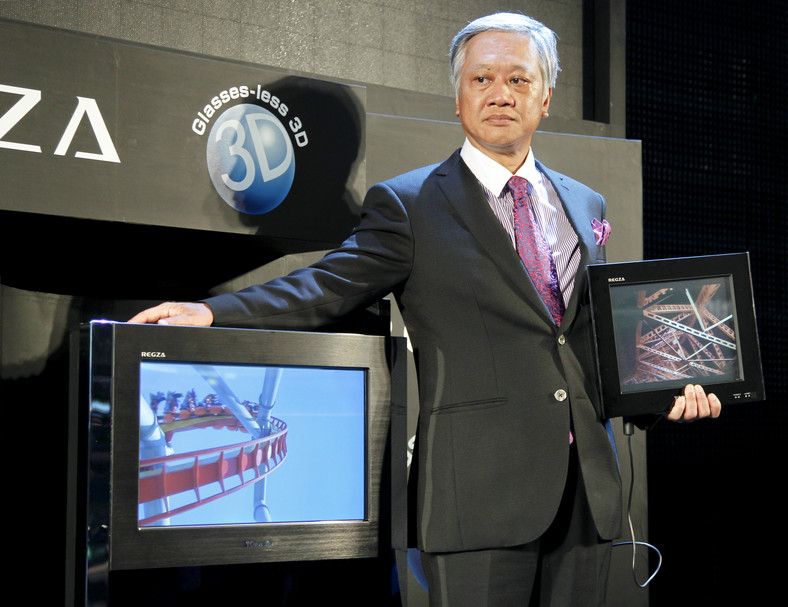 Masaaki Osumi prezentuje Regza GL1 - pierwszy telewizor 3D Toshiby, który nie wymaga okularów.