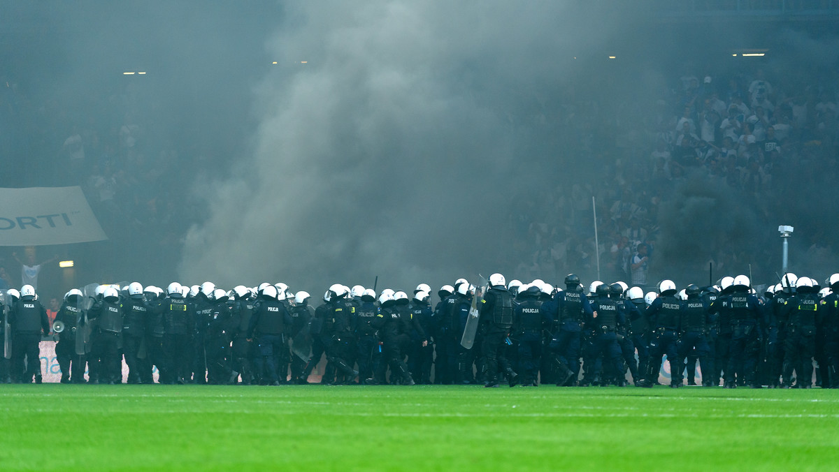 Decyzją wojewody wielkopolskiego stadion, na którym mecze rozgrywają piłkarze Lecha, został zamknięty dla publiczności na osiem meczów. To efekt burd, do jakich doszło podczas niedzielnego pojedynku z Legią Warszawa, który z powodu zachowania kibiców został przerwany. Kara dotyczy zarówno meczów ligowych, jak i w europejskich pucharach.