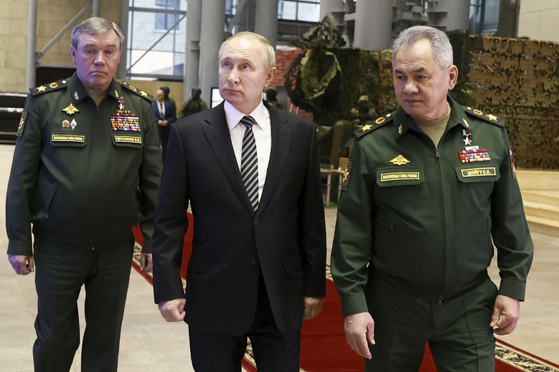 Prezydent Rosji Władimir Putin w towarzystwie ministra obrony Rosji Siergieja Szojgu i Sztabu Generalnego Walerija Gierasimowa, 2021 r.