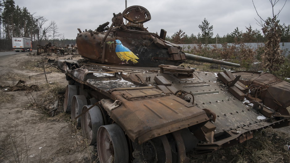 Zniszczony rosyjski czołg we wsi Dmytriwka pod Kijowem