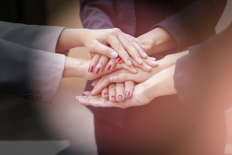 Zawody oparte na kreatywności i empatii bez trudu przetrwają rewolucję maszyn. Roboty łatwo nie dościgną nas w umiejętności zadawania odpowiednich pytań, wyciąganiu wniosków, współodczuwaniu, budowaniu głębokiego kontaktu z drugim człowiekiem – zauważa Żukowska.  Jasne, na tych cechach opiera się praca pielęgniarki, psychologa czy opiekunki do dzieci. Ale warto ćwiczyć je w każdej branży. Trzeba tylko otworzyć się na innych – podkreśla ekspertka. <br><br>
Kiedy za mocno skupiamy się na sobie, gubimy perspektywę. Wnikamy we własne obawy, uprzedzenia, lęki i poprzez nie widzimy innych. Jeśli spróbujemy wyciszyć własne ego, otworzyć umysł na innych, przestaniemy przybierać postawę obronną. To spowoduje, że łatwiej będzie usłyszeć potrzeby przełożonych, kolegów, klientów i na nie odpowiedzieć. Taka otwartość oznacza umiejętność swobodnego przyswajania i przetwarzania informacji. Jeśli dodatkowo nauczymy się panować nad emocjami – sukces murowany.