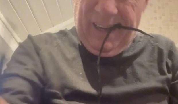 Čovek sam sebi izvadio zub