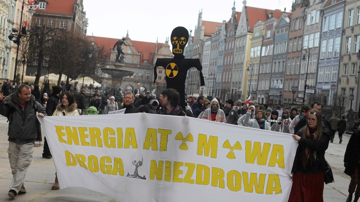 Kilkadziesiąt osób, głównie związanych z Pomorską Inicjatywą Antyatomową protestowało w niedzielę w centrum Gdańska przeciwko budowie elektrowni atomowych w Polsce. Około stu osób podpisało się pod petycją w tej sprawie.