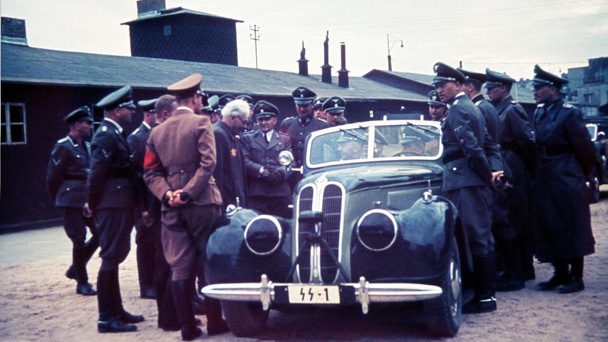 Mordechaj Chaim Rumkowski w trakcie rozmowy z Heinrichem Himmlerem (siedzi w samochodzie), łódzkie getto, 1942 r