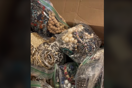 Studentkinja kupila "MISTERIOZNI PAKET" na Fejsbuku, a kad ga je otvorila ZAMALO JE SRČKA NIJE STREFILA: "Ne mogu da verujem da je ovo STVARNO"