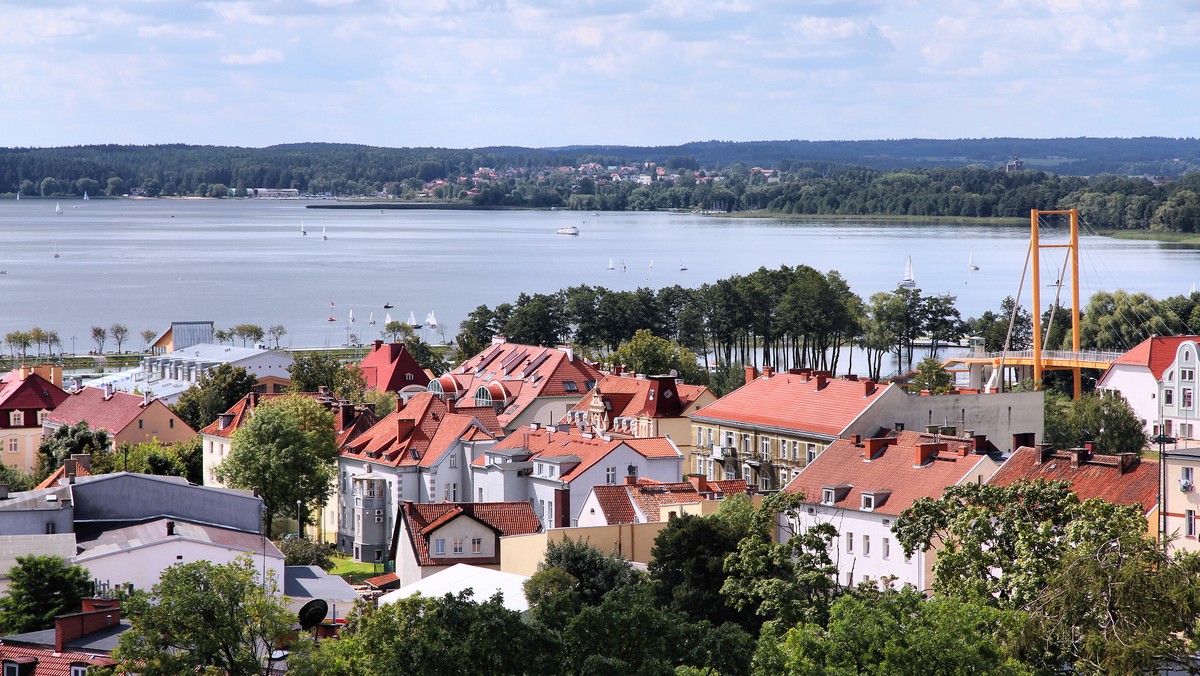 Przed kościołem ewangelickim w Giżycku (warmińsko-mazurskie) odsłonięto głaz, który przypomina o wszystkich nazwach, jakie przez lata nosiło to miasto. Kamień ustawiono z okazji 70-rocznicy używania nazwy Giżycko.