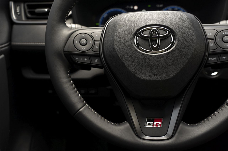 Toyota RAV4 Hybrid GR Sport: "GR" na kierownicy