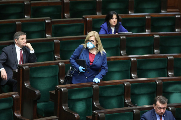 Nie wiemy, jak będzie wyglądać proces odmrażania życia społecznego i gospodarczego, zdejmowanie ograniczeń z kolejnych obszarów funkcjonowania społeczeństwa. Na razie wciąż mamy etap jego zamrażania, niestety bez wskazania wyraźnej perspektywy; nie tyle konkretnej daty, bo to zapewne jeszcze niemożliwe, ile kolejności, w jakiej będzie postępować to odmrażanie. Czy najpierw otworzymy granice lądowe, czy uruchomimy uczelnie, czy też np. przywrócimy ruch lotniczy? - mówi prof. Antoni Dudek, politolog.