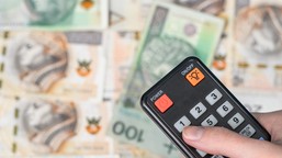 seniorzy mogą zostać zmuszeni do zapłaty nawet 1500 zł. jeśli tego nie zrobią, urząd skarbowy zajmie świadczenie