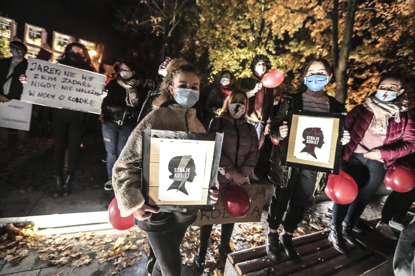 Emocje sięgają zenitu. Masowe protesty po wyroku ws. aborcji kontra apel premiera