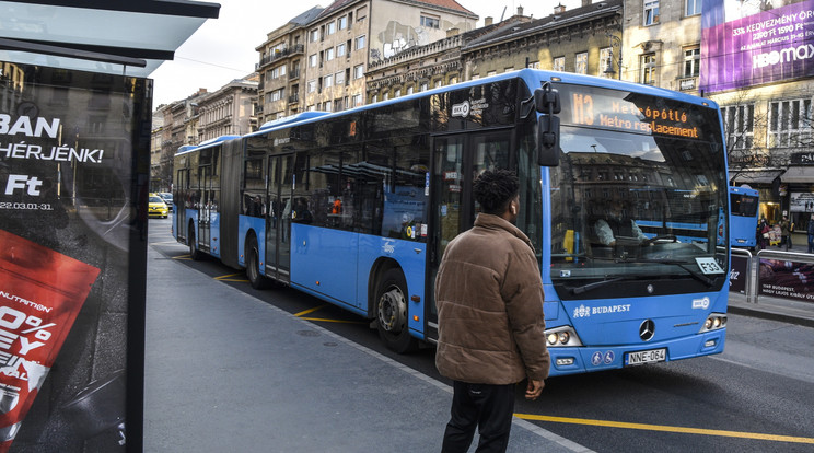 A Budapest Közlekedési Közont (BKK) a felújítás alatt lévő M3-as metróvonal szerelvényeit pótló autóbuszjárata az Astoria megállóban / Fotó: MTVA/Bizományosi: Róka László