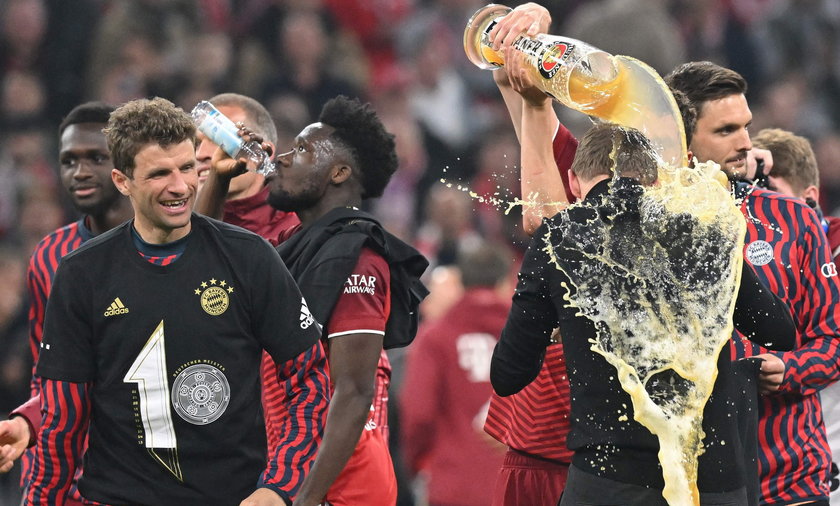Zawodnicy Bayernu długo świętowali mistrzowski tytuł.