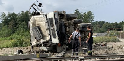 Tragiczny wypadek na przejeździe. Ciężarówka zderzyła się z pociągiem