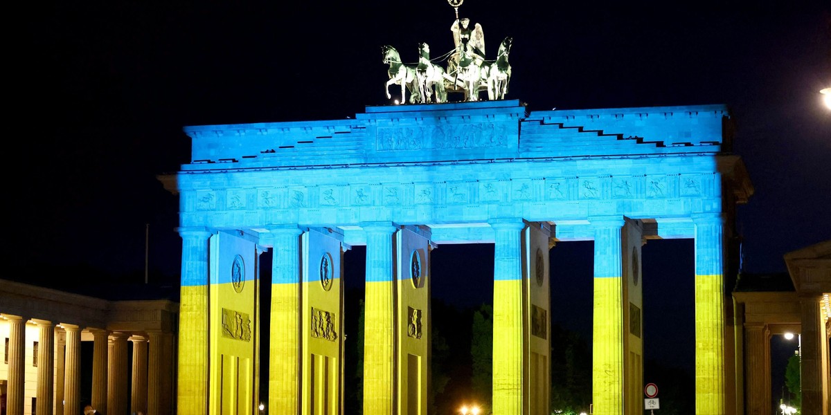 Brama Brandenburska w Berlinie w barwach Ukrainy 9 maja 2022 podczas obchodów rocznicy zakończenia II wojny światowej. Dlaczego teraz to symbol zakazany?