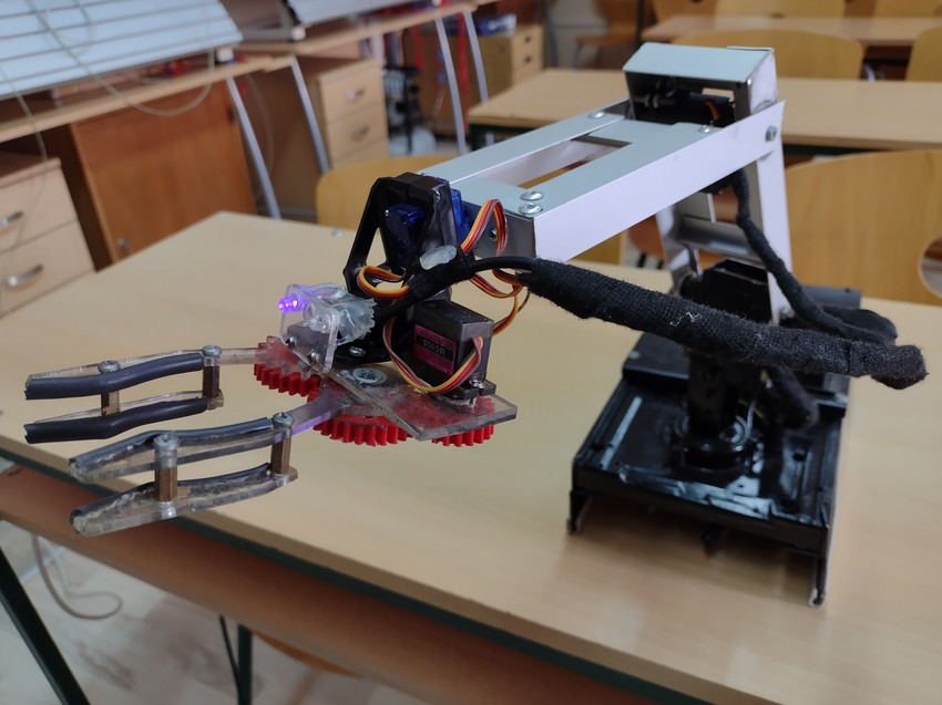 Robot Miroslav je napravljen od delova koje su imali kod kuce 