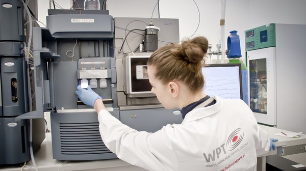 W ofercie są m.in. specjalistyczne szkolenia laboratoryjne, np. z analityki chemicznej, chromatografii czy systemów jakości i bezpieczeństwa żywności. 