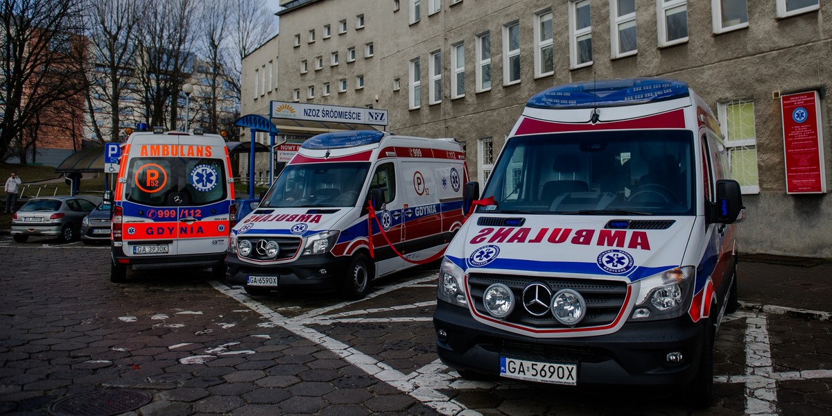 Gdynia. Miejska Stacja Pogotowia Ratunkowego. Uroczystość przekazania nowych ambulansów ratownictwa medycznego. 