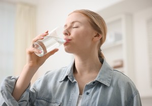 Pijte toplu vodu svako jutro i evo šta će se desiti sa holesterolom i šećerom u krvi