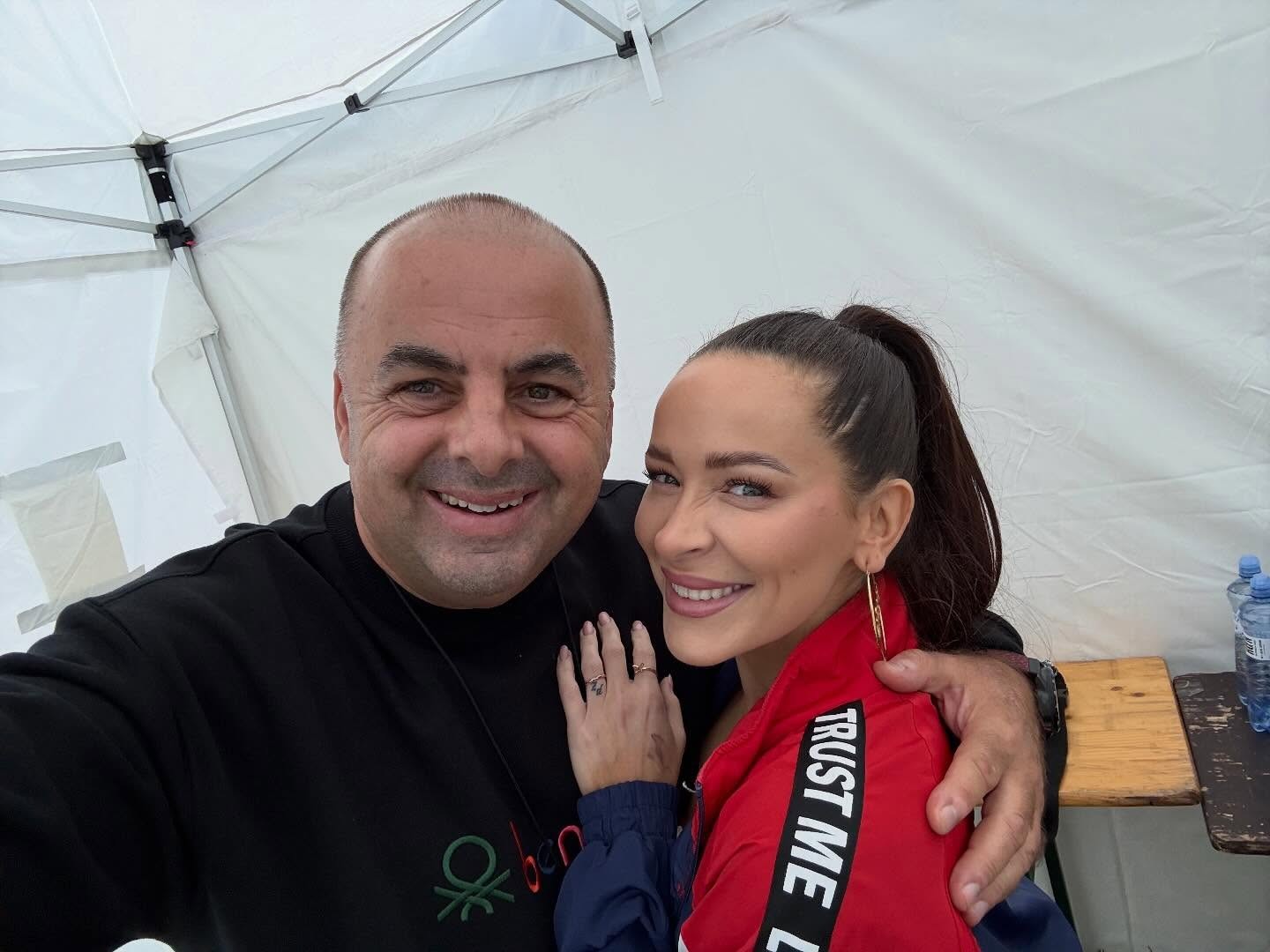 Moderátor Richard Vrablec a speváčka Dominika Mirgová.