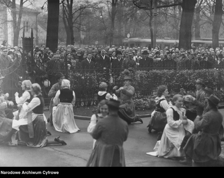 Warszawiacy oglądający pokazy taneczne w wykonaniu Kaszubów w strojach ludowych. 11 listopada 1937 rok