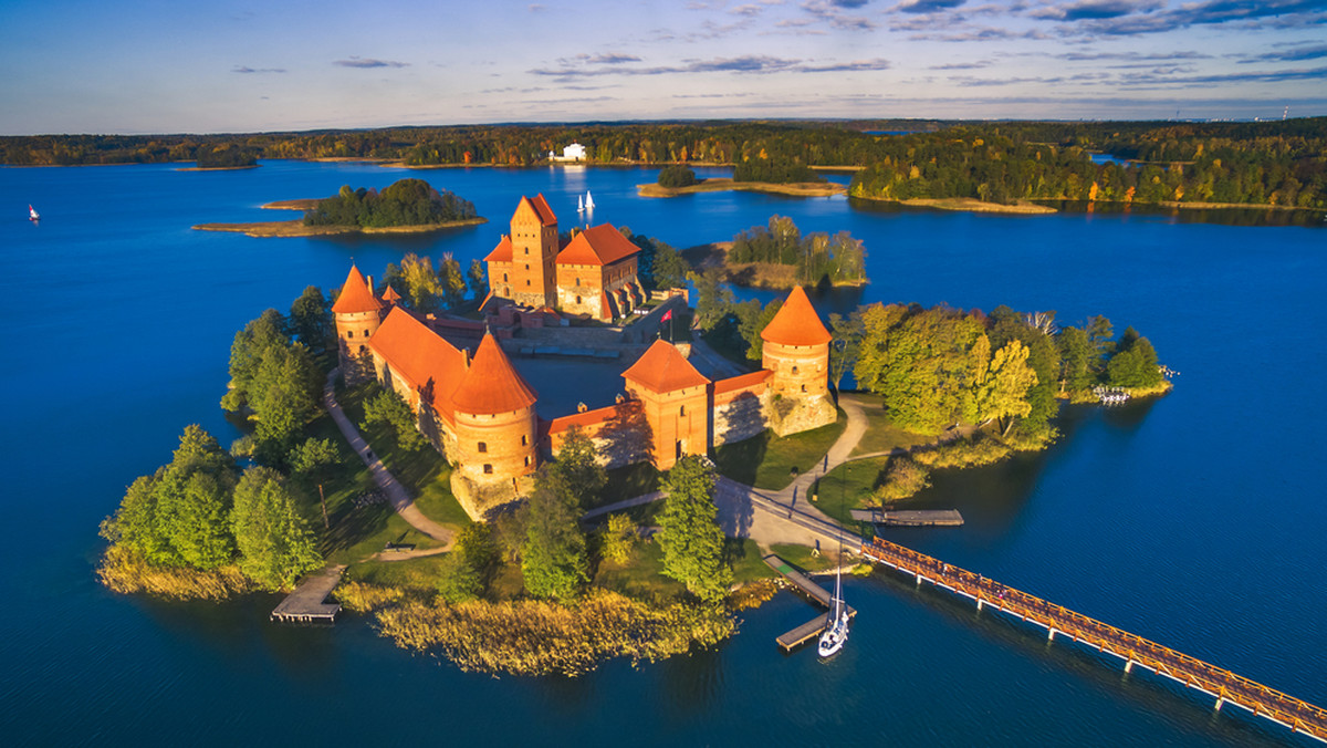 Kraje bałtyckie to nic innego jak określenie trzech państw położonych nad Morzem Bałtyckim: Litwy, Łotwy i Estonii. Co wiesz o tych krajach? Rozwiąż quiz i sprawdź swoją wiedzę! Być może któreś z nich wybierzesz za cel majówkowego długiego weekendu...