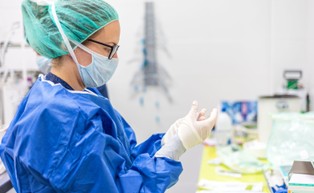 Lekarz na oddziale ratunkowym poza kodeksem pracy