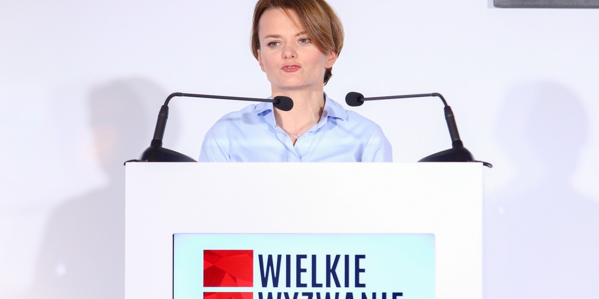 Rząd kończy z dawaniem Polakom pieniędzy do ręki. Minister Jadwiga Emilewicz opowiada w wywiadzie dla Business Insider Polska nie tylko o zmianie sposobu wspierania rodzin, ale i o podwyżkach cen prądu, które uderzą w domowe budżety i firmy.