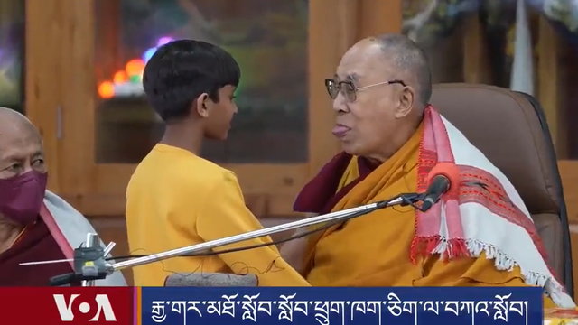 A dalai láma bocsánatot kért, amiért azt kérte egy fiútól, hogy szopogassa a nyelvét