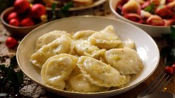 Ile kalorii mają pierogi, barszcz i sałatka jarzynowa? Sprawdź, jak nie przytyć w święta