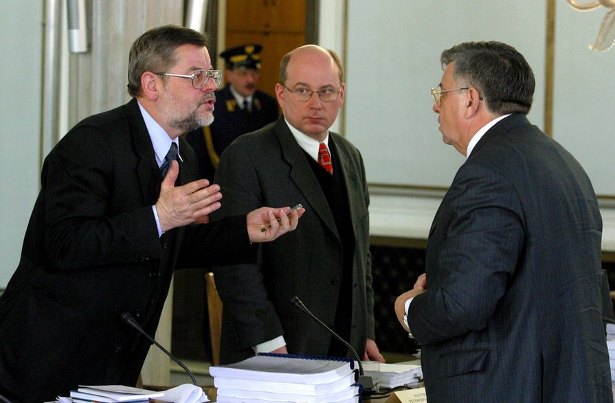 Sejmowa komisja śledcza ws. afery Rywina. Na zdjęciu Tomasz Nałęcz, Jan Maria Rokita i Lew Rywin. 22.02.2003 r.