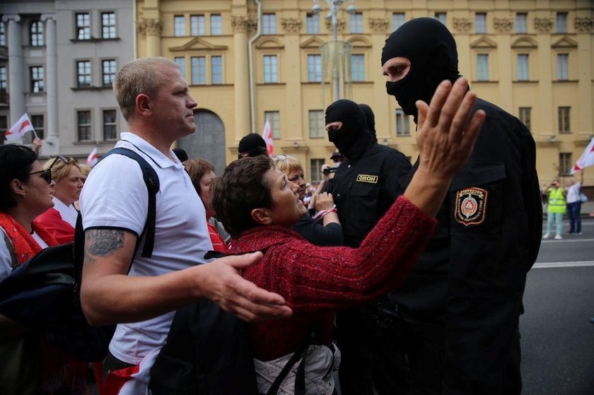 Białoruś: milicja brutalnie pacyfikuje protesty w Mińsku