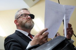 grzegorz braun przed sądem. prawnik zwrócił uwagę na paradoks. "jak bida, to do żyda"