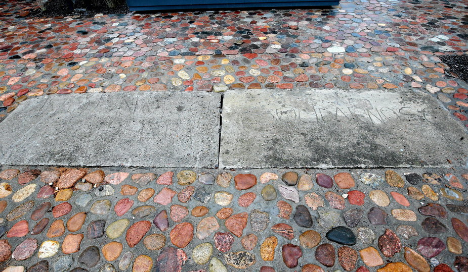 Historyczne płyty betonowe z napisami z czasów stanu wojennego wmurowane w nawierzchnię bulwarów nadwiślańskich