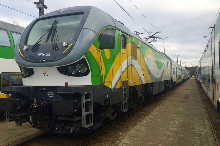 Rzutem na taśmę ostatnie wagony piętrowe i lokomotywa Gama zostały odebrane 30 grudnia. To był jeden z kluczowych elementów w układance kontraktowej Pesy z końca 2015 r., kiedy zagrożone były jeszcze terminy i dotacje unijne m.in. dla pociągów Dart dla PKP Intercity oraz tramwajów m.in. dla Warszawy, Krakowa, Łodzi i Bydgoszczy. Bardzo na miejscu jest teraz pytanie o jakość pojazdów montowanych i odbieranych w pośpiechu.  Niepokój budzić może np. przyszła eksploatacja lokomotyw Gama. Przypominam, że w czasie ataku zimy na przełomie grudnia i stycznia PKP Intercity miał ogromne problemy z lokomotywami Gama – co prawda, w innej wersji: spalinowej - które przechodziły istną plagę awarii.