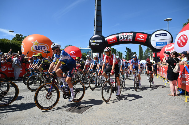 Kolarze na starcie 1. etapu wyścigu 81. Tour de Pologne we Wrocławiu