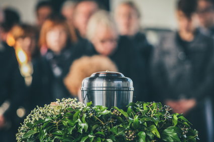 Handel nagrobkami na portalach, obłożone zakłady pogrzebowe i brak trumien. Takie są realia w branży pogrzebowej