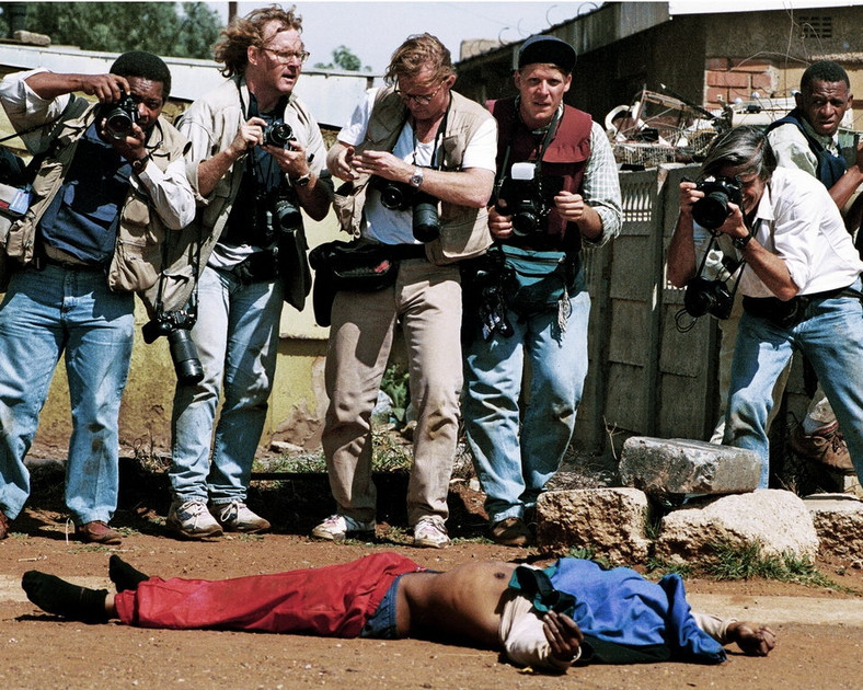 Fotoreporterzy nad ciałem zabitego zwolennika Nelsona Mandeli. Zdjęcie wykonane w RPA - Johanesburg/Tokoza/19.04.1994 , fot. dzięki uprzejmości ZPAF
