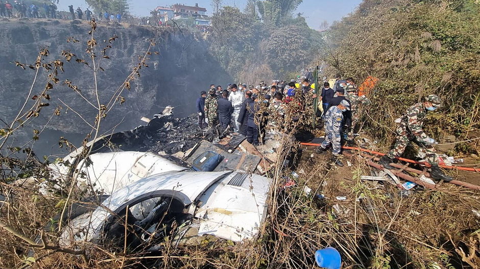 Ekipy ratownicze pracują przy wraku samolotu Yeti Airlines 