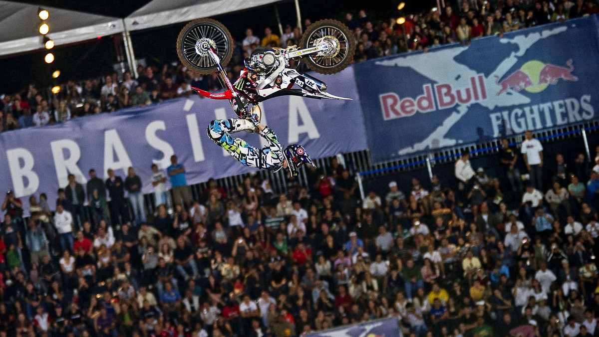 W sobotni wieczór, 28 maja, Amerykanin, Nate Adams wygrał drugi przystanek Światowej Serii Red Bull X-Fighters, który odbył się w stolicy Brazylii. W finałowej walce Adams pokonał Robbiego Maddisona. Trzeci był Andre Villa (Norwegia). Zawody w Brazylii zobaczyło 100 tysięcy fanów freestyle motocrossu.