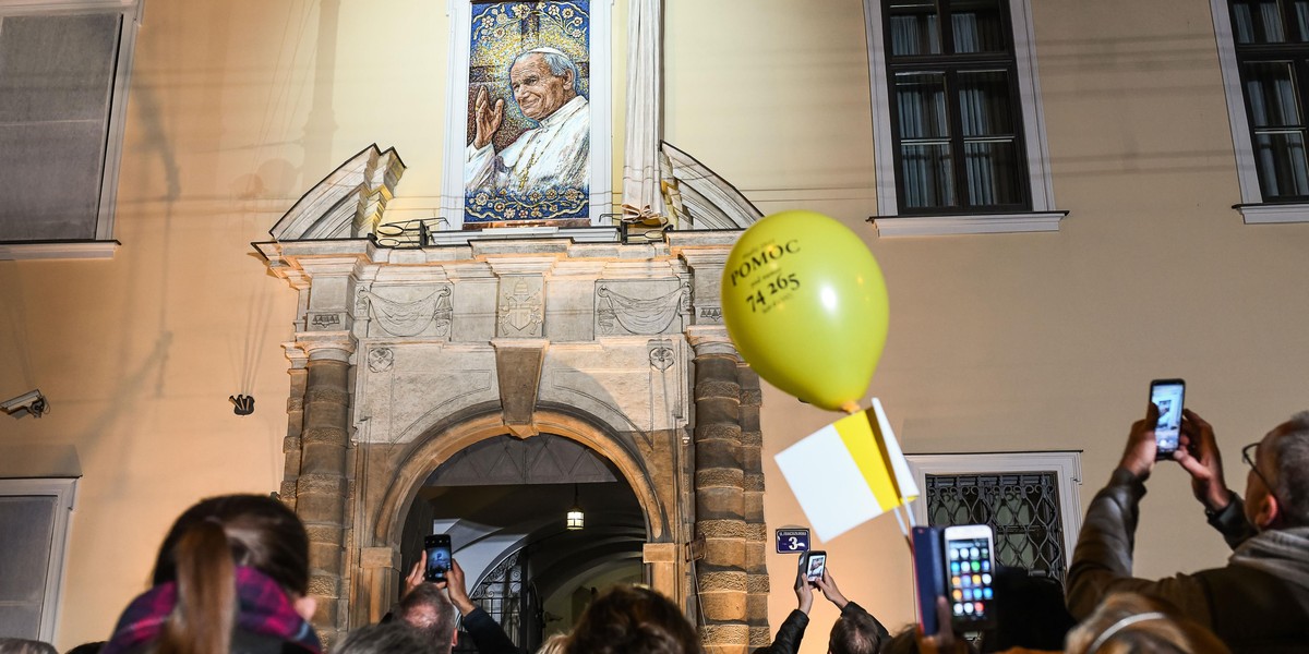 Odrestaurowane Okno Papieskie na Franciszkańskiej