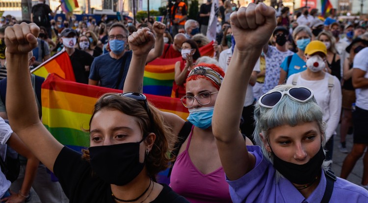 Lengyel tüntetések az LMBTQ személyek elleni rendőri erőszak ellen