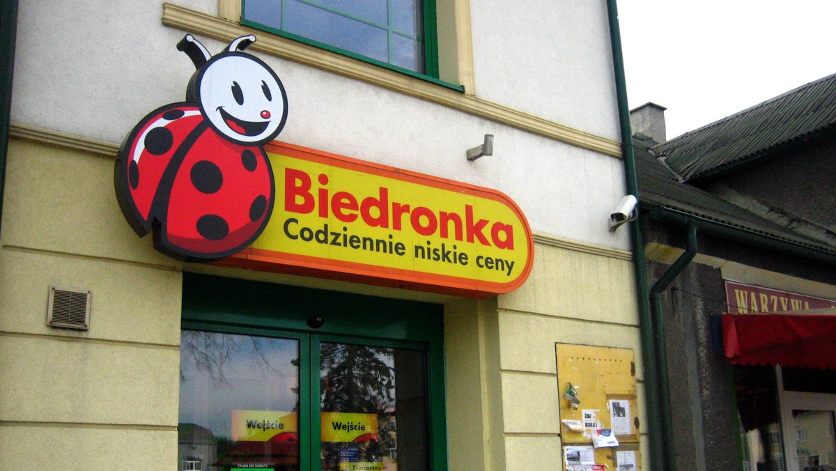 Sieć Biedronka wskazało 34,8% ankietowanych jako "markę godną zaufania" w segmencie sklepów spożywczych, wynika z najnowszego badania European Trusted Brands przeprowadzonego przez Reader's Digest. Drugie miejsce w rankingu zajął Lidl z 12,2% wskazań.