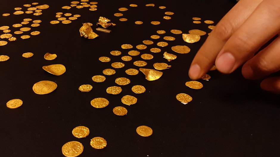 Znaleziona kolekcja składa się ze 131 złotych monet i czterech przedmiotów wykonanych ze złota