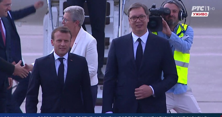 Franciski predsednik je u 15.30 sleteo u Beograd