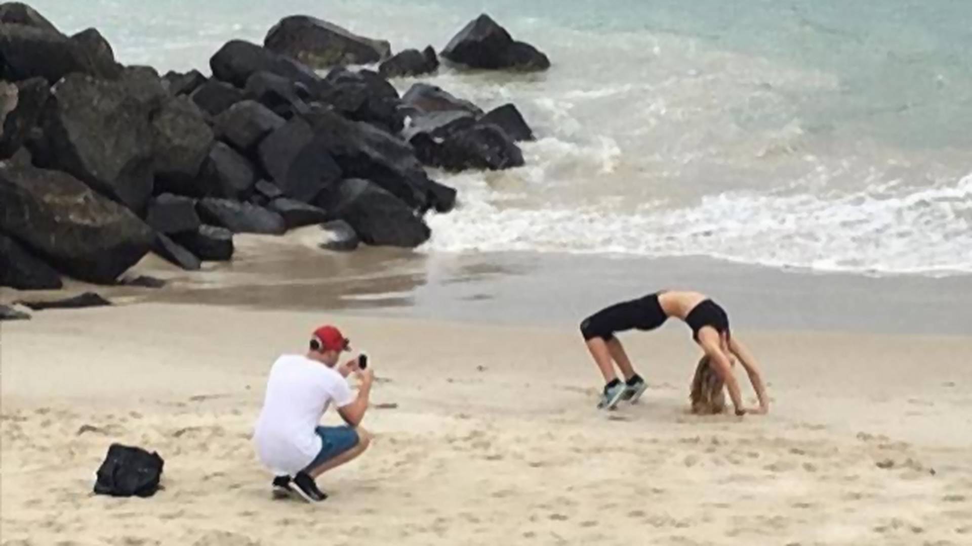 Faceci robiący fotki swoim dziewczynom na plaży, doczekali się swojego fanpage'a